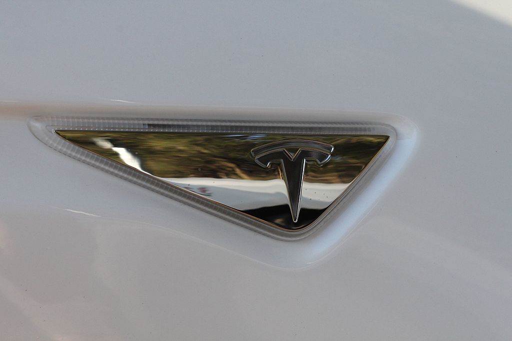 2016_Tesla_Model_S_90D_hatchback_(27778403386) 2016_Tesla_Model_S_90D_hatchback_(27778403386)